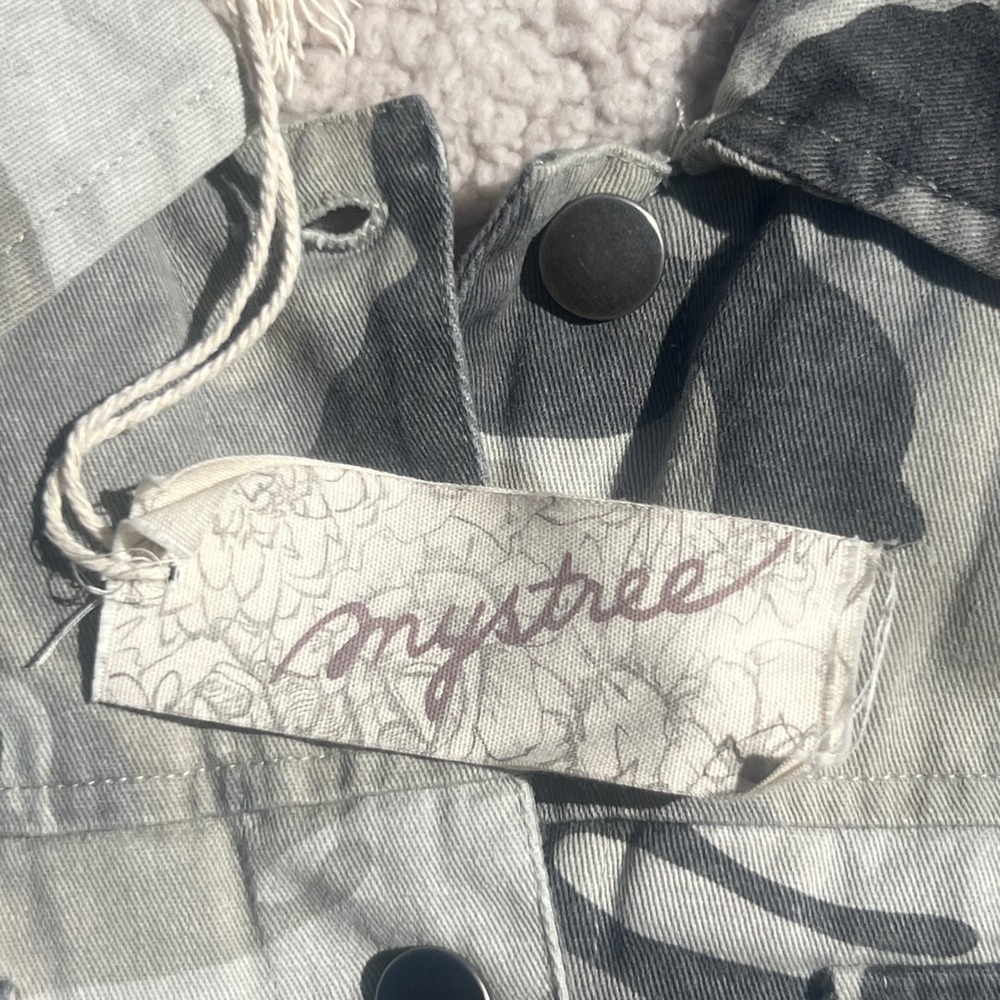 Mystree Grey Camo Twill Trucker Jacket Sherpa Lined Raw Hem Womens Medium NWT